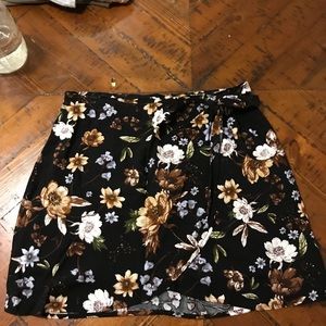 NWOT Black flower printed mini skirt